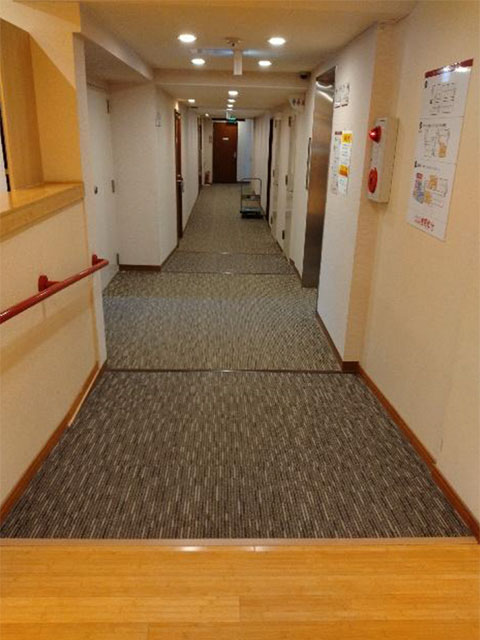 車いす向けにロビーからエレベータまでスロープの設置